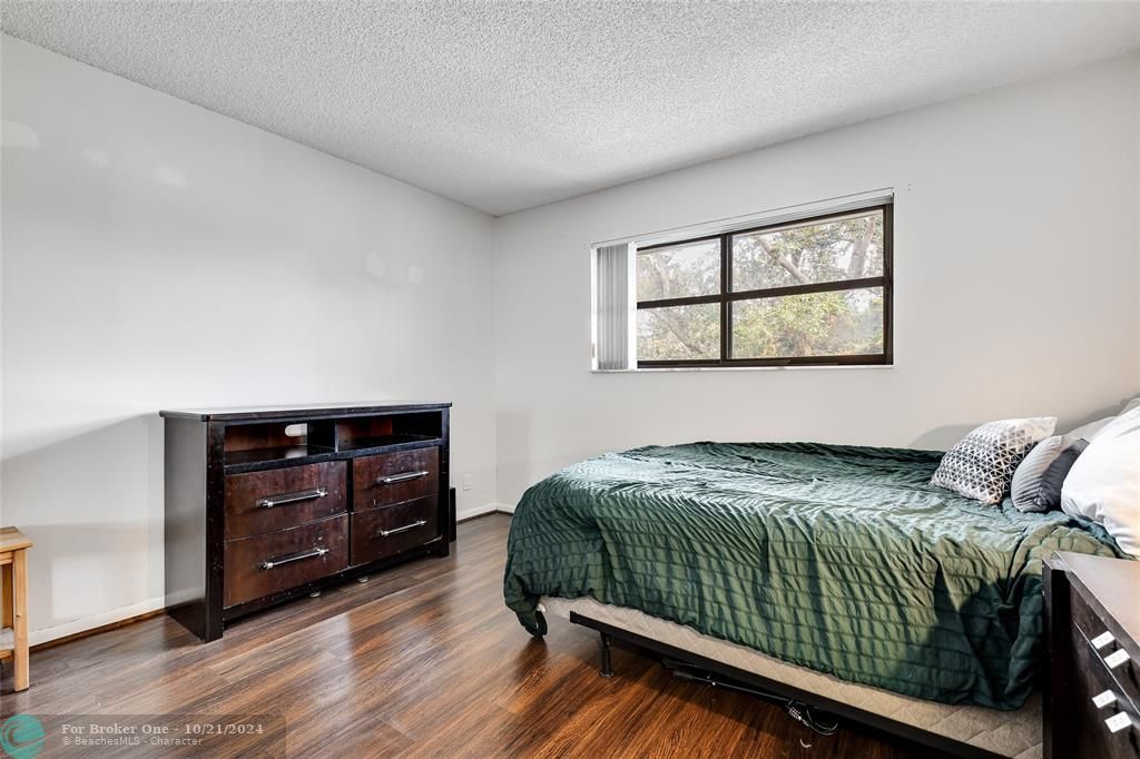 For Sale: $245,000 (2 beds, 2 baths, 985 Square Feet)