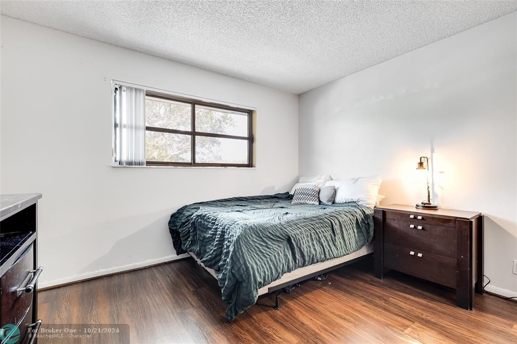 For Sale: $245,000 (2 beds, 2 baths, 985 Square Feet)