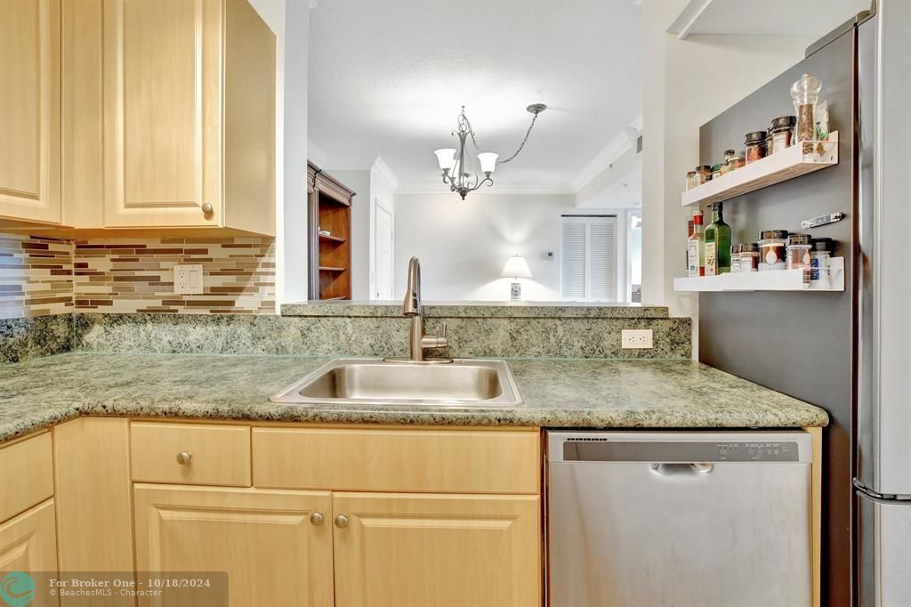 For Sale: $325,000 (2 beds, 2 baths, 1050 Square Feet)