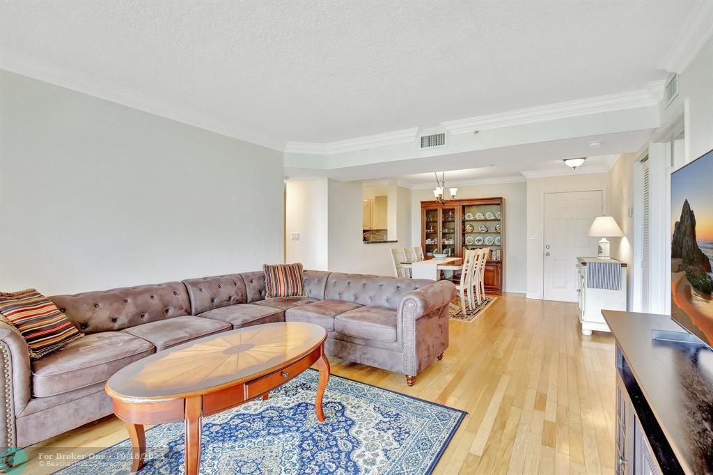 For Sale: $325,000 (2 beds, 2 baths, 1050 Square Feet)