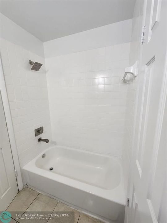 Active With Contract: $2,100 (2 beds, 1 baths, 863 Square Feet)