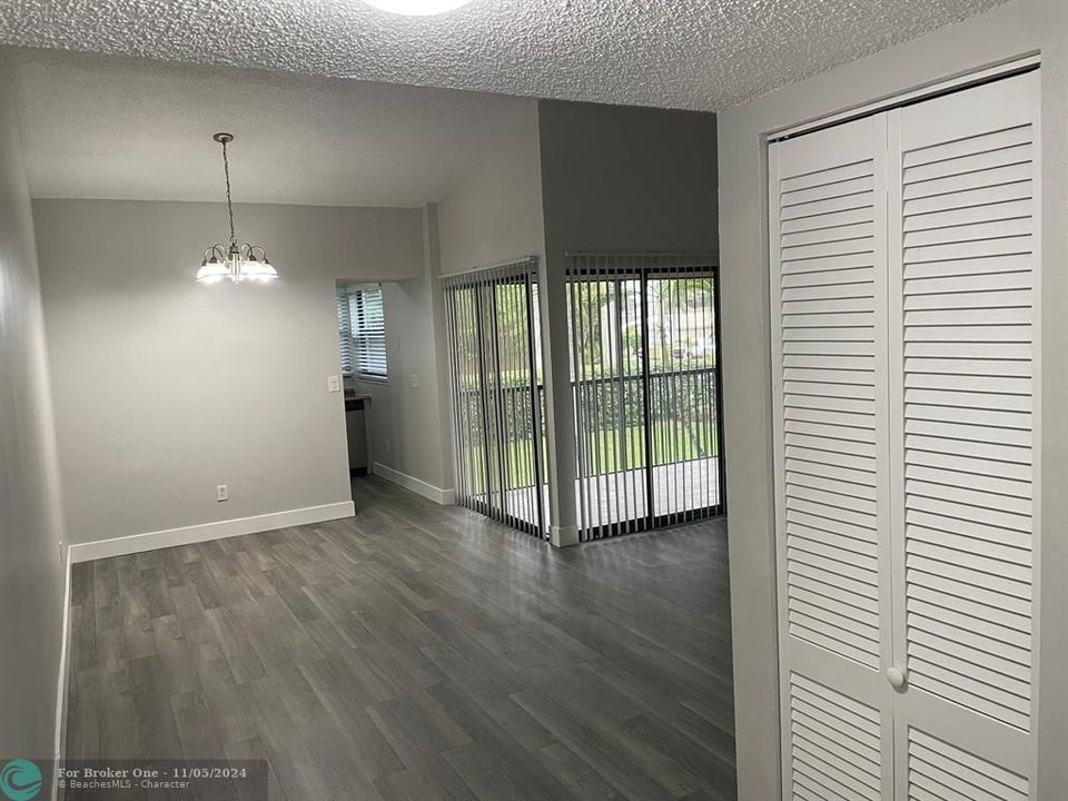 Active With Contract: $2,100 (2 beds, 1 baths, 863 Square Feet)