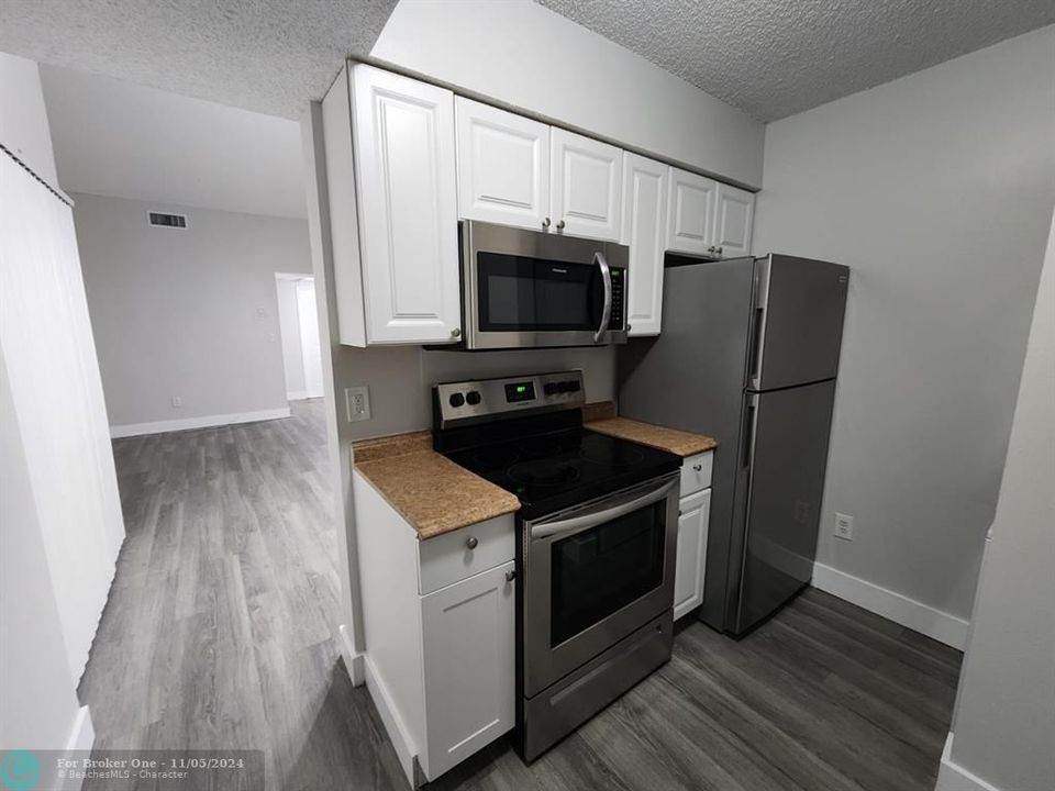 Active With Contract: $2,100 (2 beds, 1 baths, 863 Square Feet)