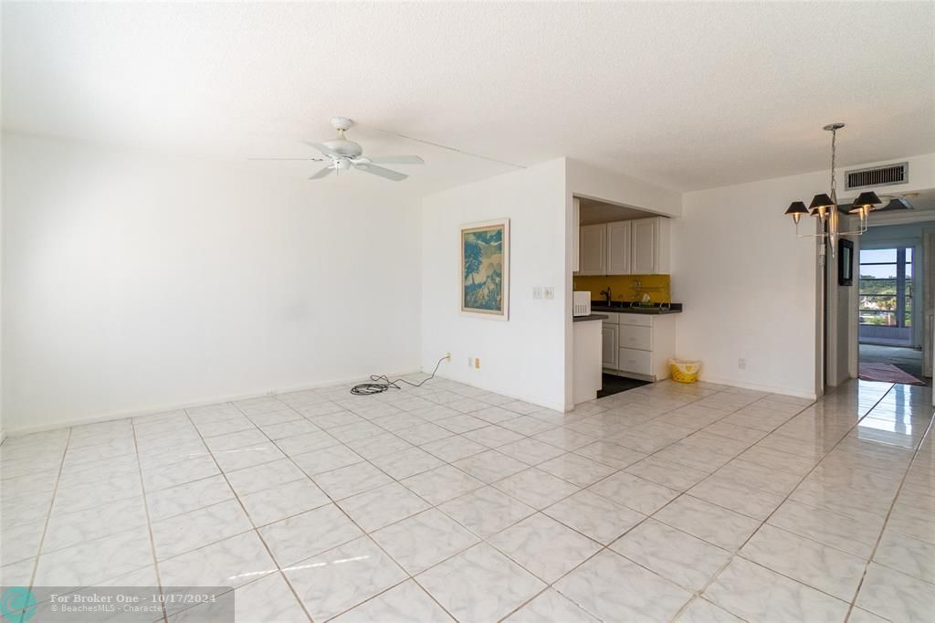 For Sale: $210,000 (1 beds, 1 baths, 700 Square Feet)