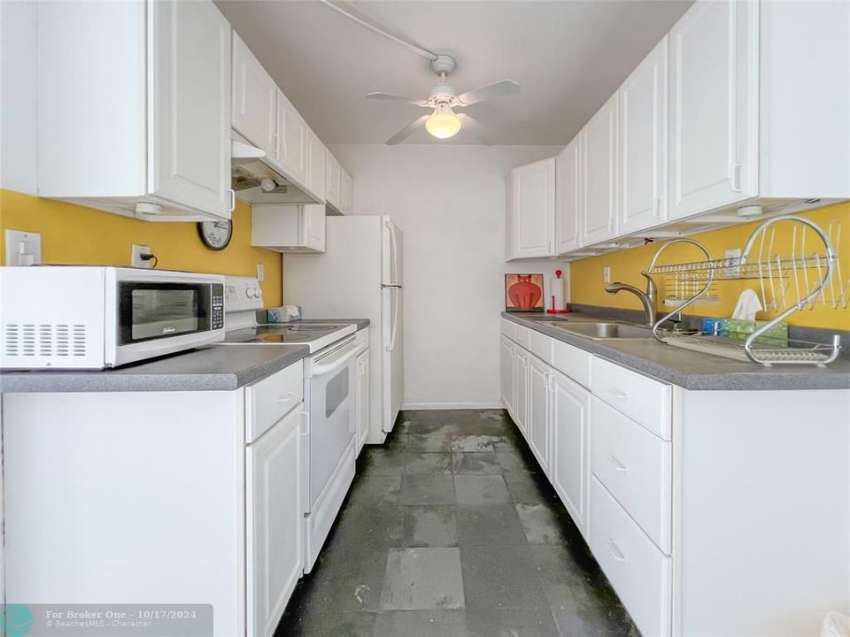 For Sale: $210,000 (1 beds, 1 baths, 700 Square Feet)