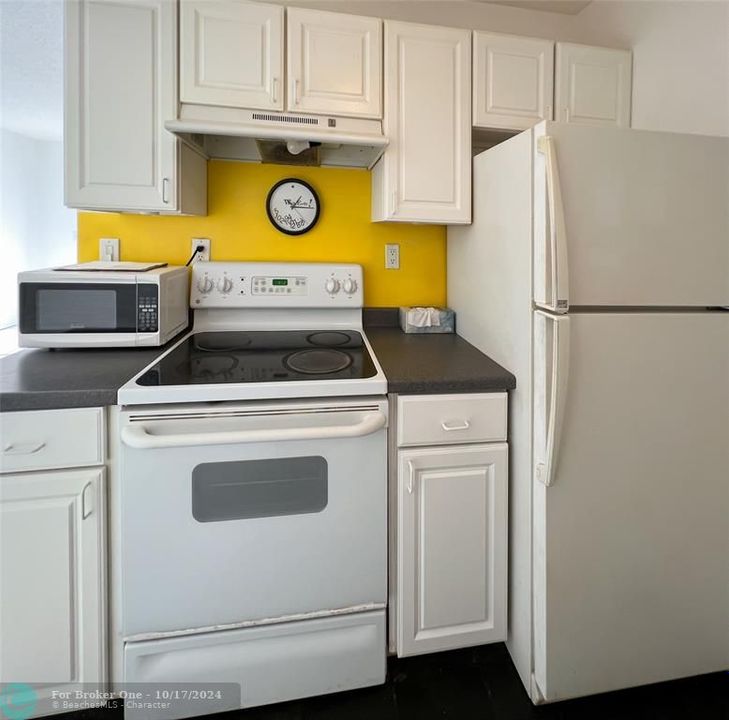 For Sale: $210,000 (1 beds, 1 baths, 700 Square Feet)