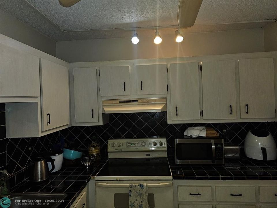 For Sale: $135,000 (2 beds, 2 baths, 1010 Square Feet)