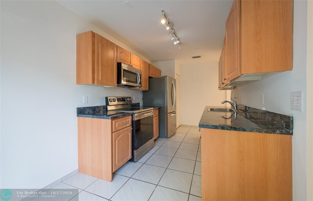 For Sale: $399,900 (2 beds, 2 baths, 1426 Square Feet)