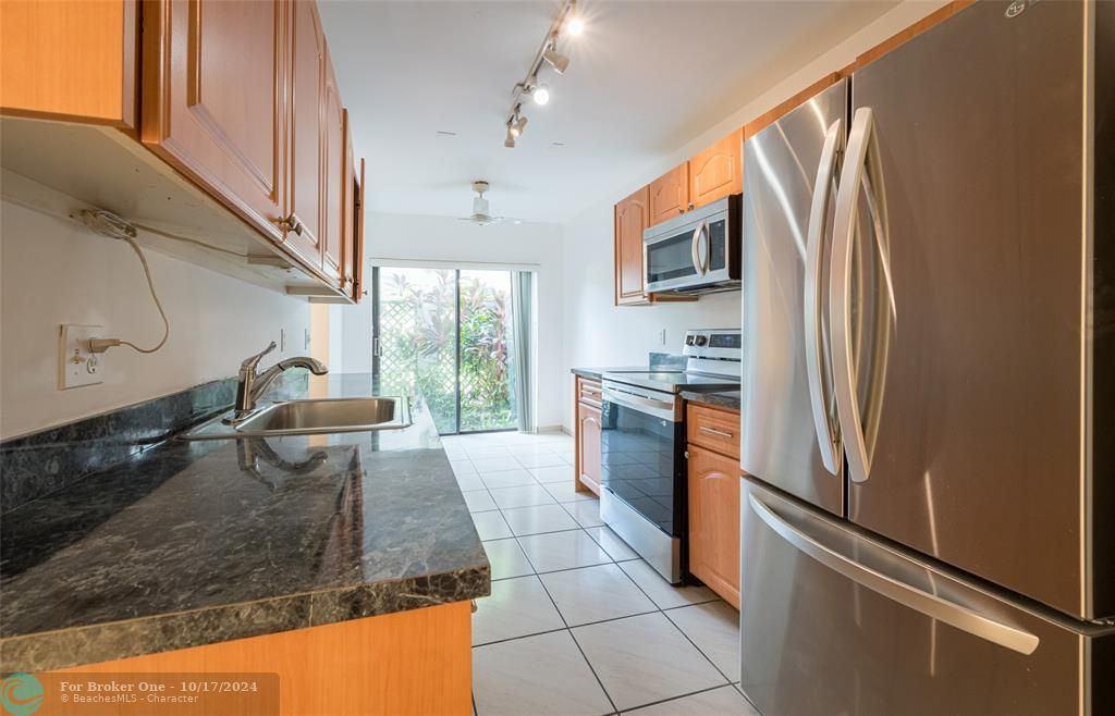 For Sale: $399,900 (2 beds, 2 baths, 1426 Square Feet)