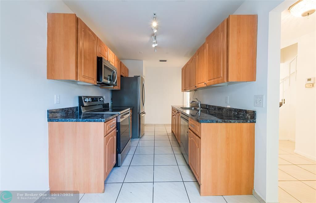 For Sale: $399,900 (2 beds, 2 baths, 1426 Square Feet)