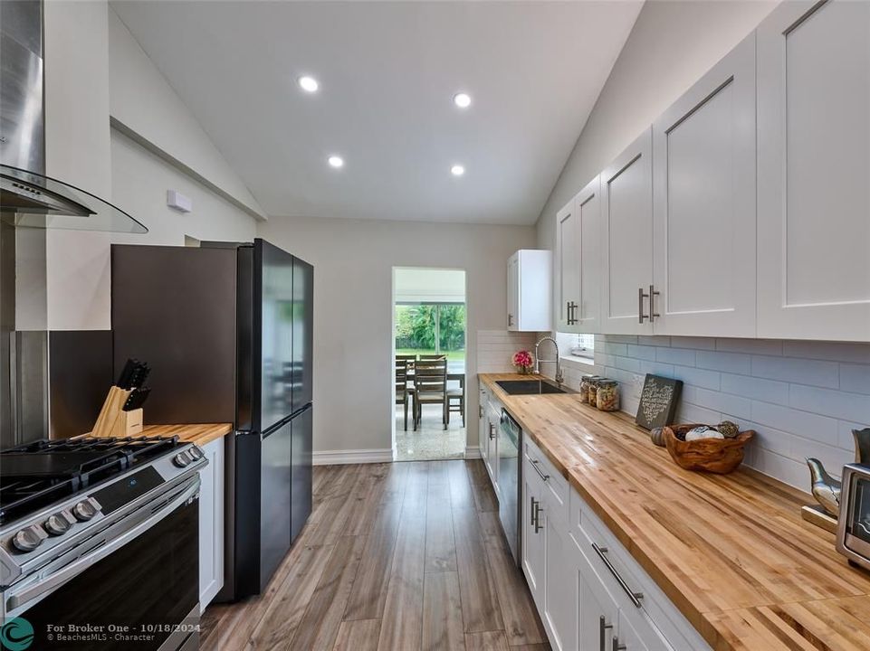 For Sale: $624,900 (2 beds, 2 baths, 1196 Square Feet)