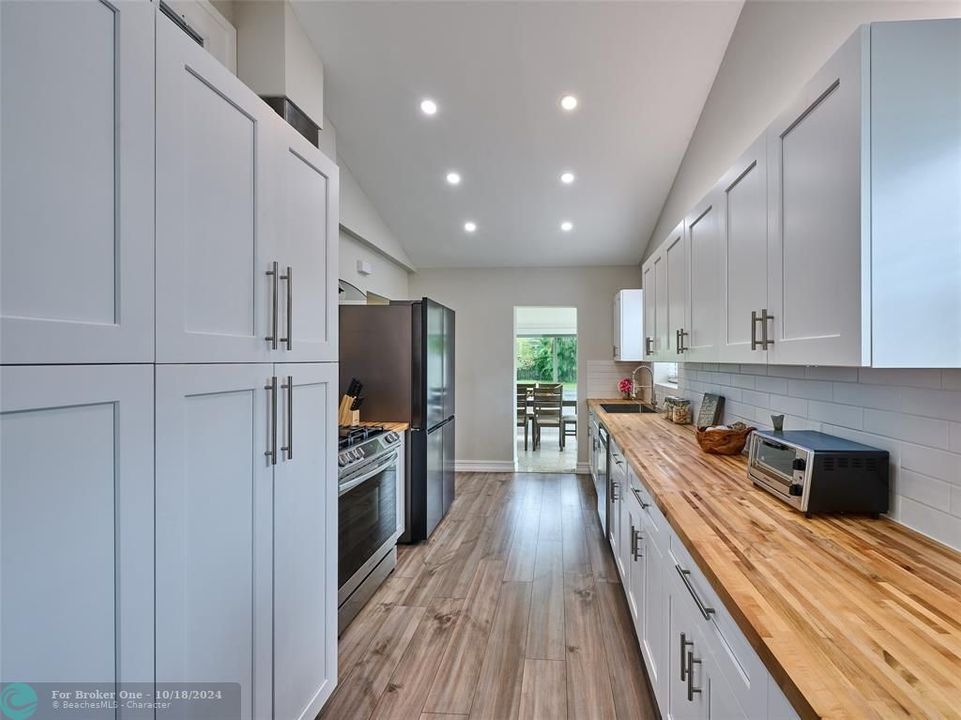 For Sale: $624,900 (2 beds, 2 baths, 1196 Square Feet)