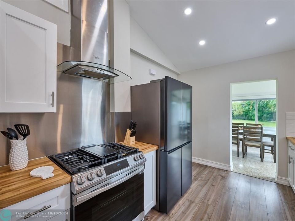 For Sale: $624,900 (2 beds, 2 baths, 1196 Square Feet)