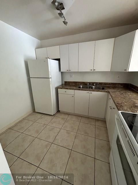 For Rent: $1,900 (1 beds, 1 baths, 827 Square Feet)