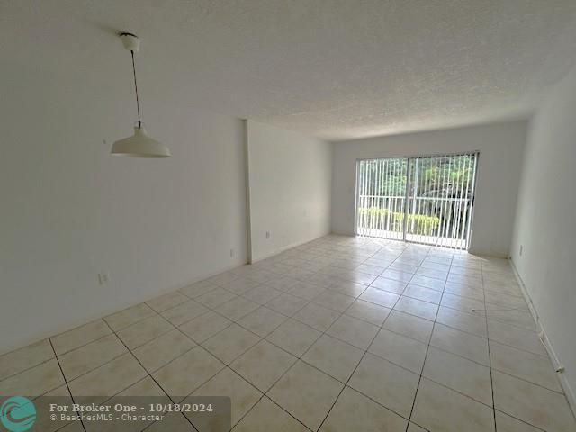 For Rent: $1,900 (1 beds, 1 baths, 827 Square Feet)