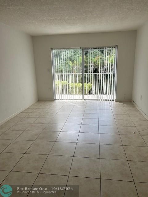 For Rent: $1,900 (1 beds, 1 baths, 827 Square Feet)