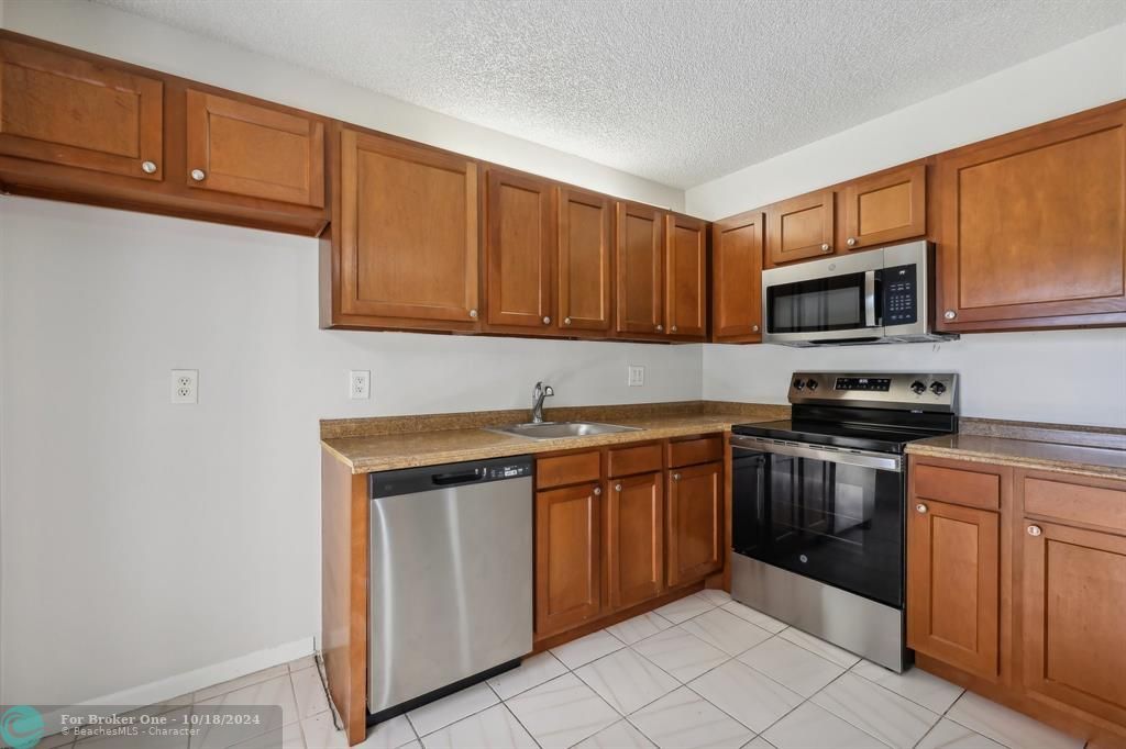 For Sale: $319,900 (2 beds, 2 baths, 1232 Square Feet)