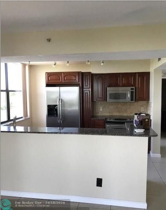 For Rent: $1,900 (1 beds, 1 baths, 731 Square Feet)