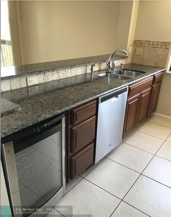 For Rent: $1,900 (1 beds, 1 baths, 731 Square Feet)