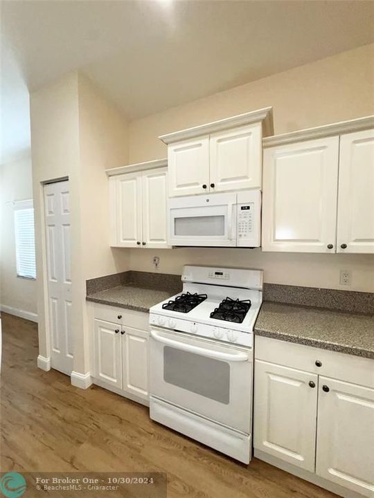 For Sale: $368,000 (2 beds, 2 baths, 1434 Square Feet)