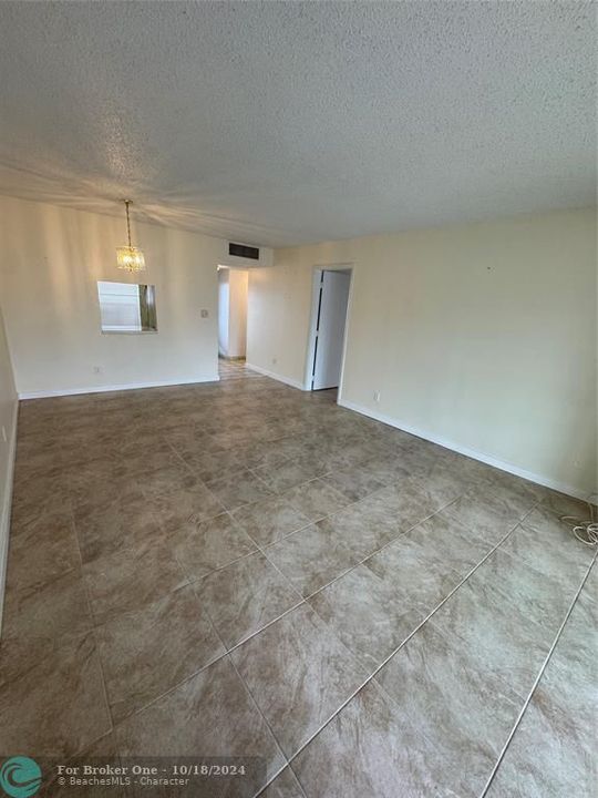 For Rent: $1,300 (1 beds, 1 baths, 700 Square Feet)