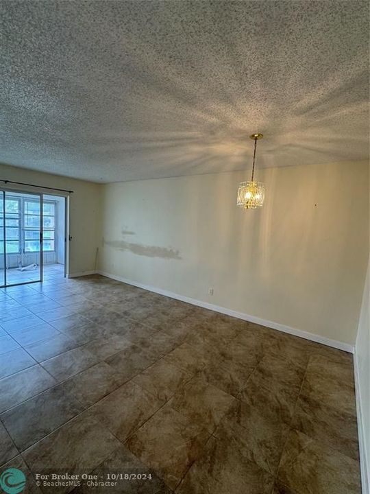 For Rent: $1,300 (1 beds, 1 baths, 700 Square Feet)