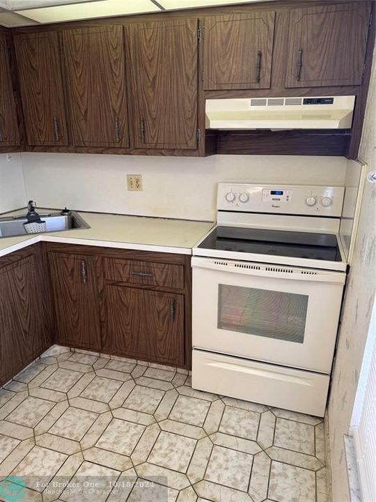 For Rent: $1,300 (1 beds, 1 baths, 700 Square Feet)