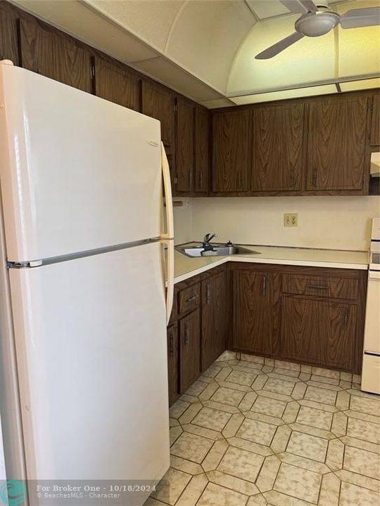 For Rent: $1,300 (1 beds, 1 baths, 700 Square Feet)