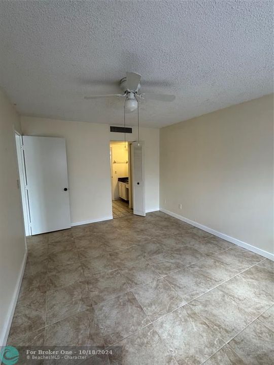 For Rent: $1,300 (1 beds, 1 baths, 700 Square Feet)