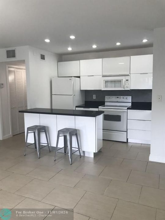 For Rent: $2,150 (2 beds, 2 baths, 950 Square Feet)