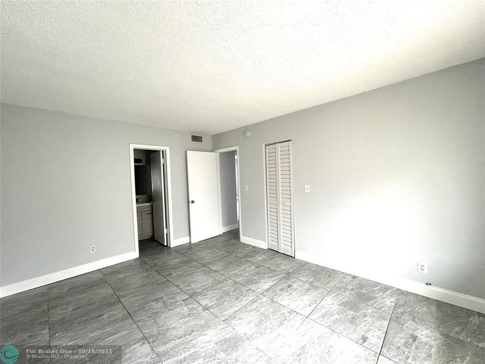 For Rent: $1,800 (2 beds, 2 baths, 939 Square Feet)