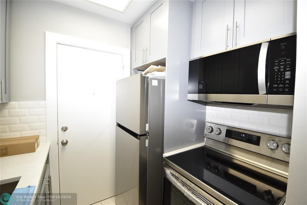 For Rent: $1,850 (2 beds, 1 baths, 670 Square Feet)