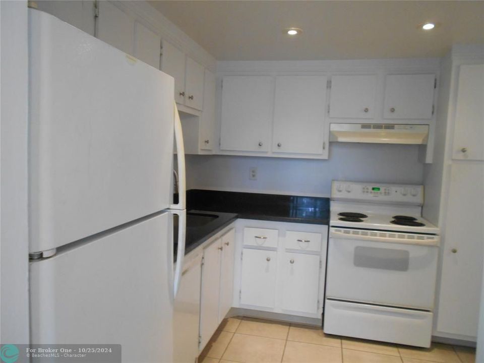 For Sale: $170,000 (1 beds, 1 baths, 780 Square Feet)