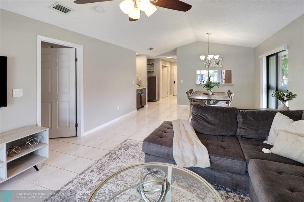 For Sale: $332,500 (2 beds, 2 baths, 1200 Square Feet)