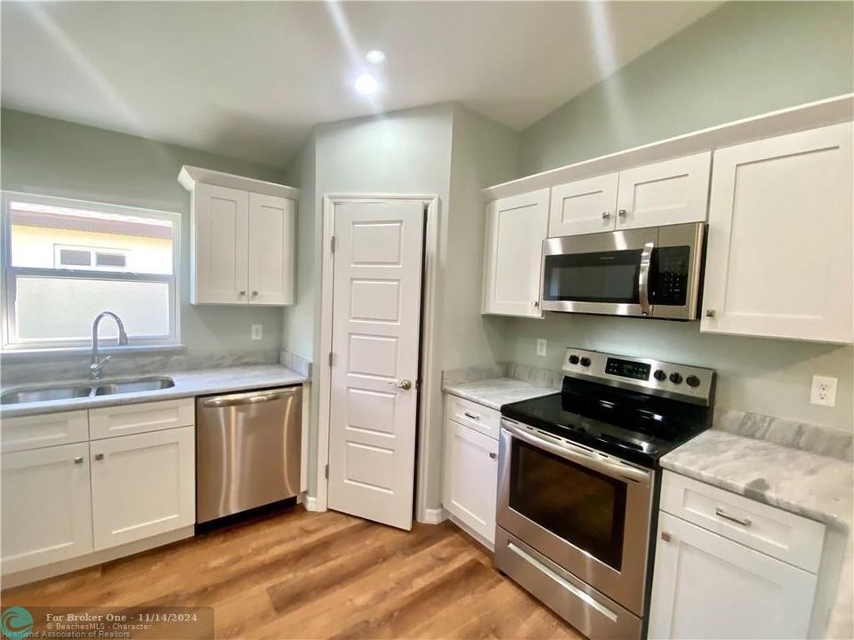 For Sale: $299,500 (2 beds, 2 baths, 1898 Square Feet)