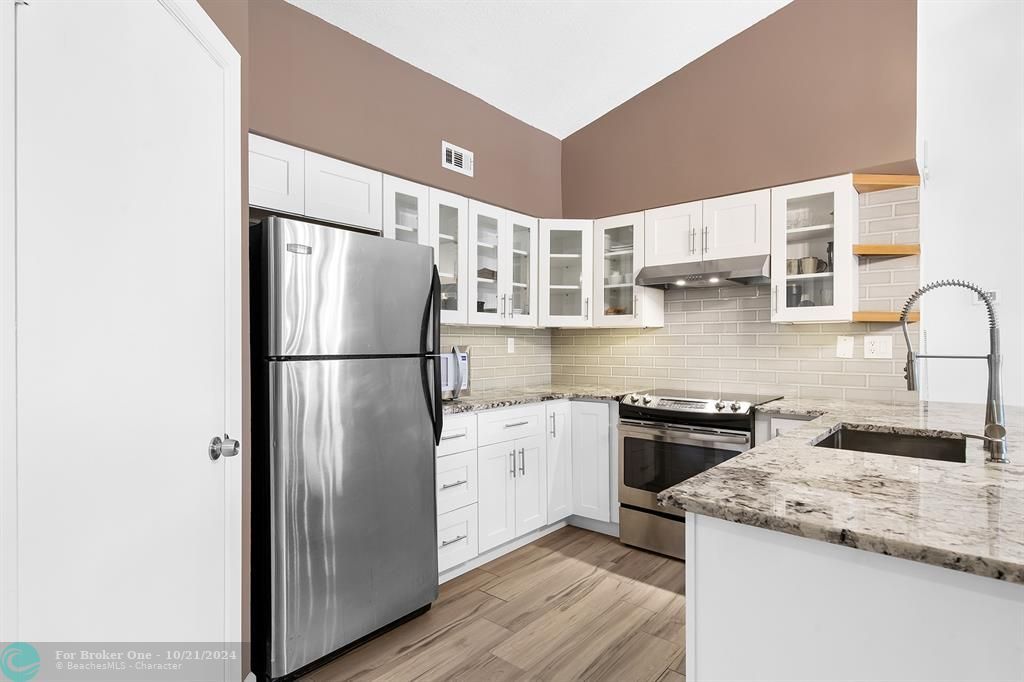 For Sale: $280,000 (2 beds, 2 baths, 927 Square Feet)