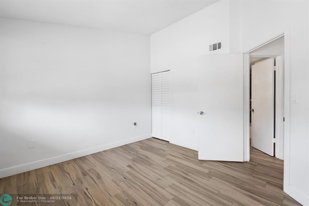 For Sale: $280,000 (2 beds, 2 baths, 927 Square Feet)