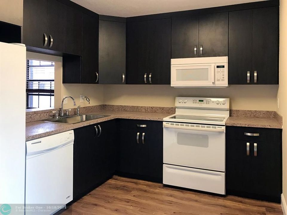 For Sale: $398,000 (2 beds, 1 baths, 1008 Square Feet)