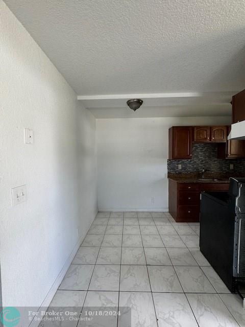 For Rent: $2,200 (2 beds, 1 baths, 800 Square Feet)