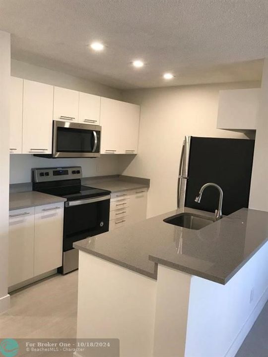 For Rent: $1,700 (1 beds, 1 baths, 705 Square Feet)