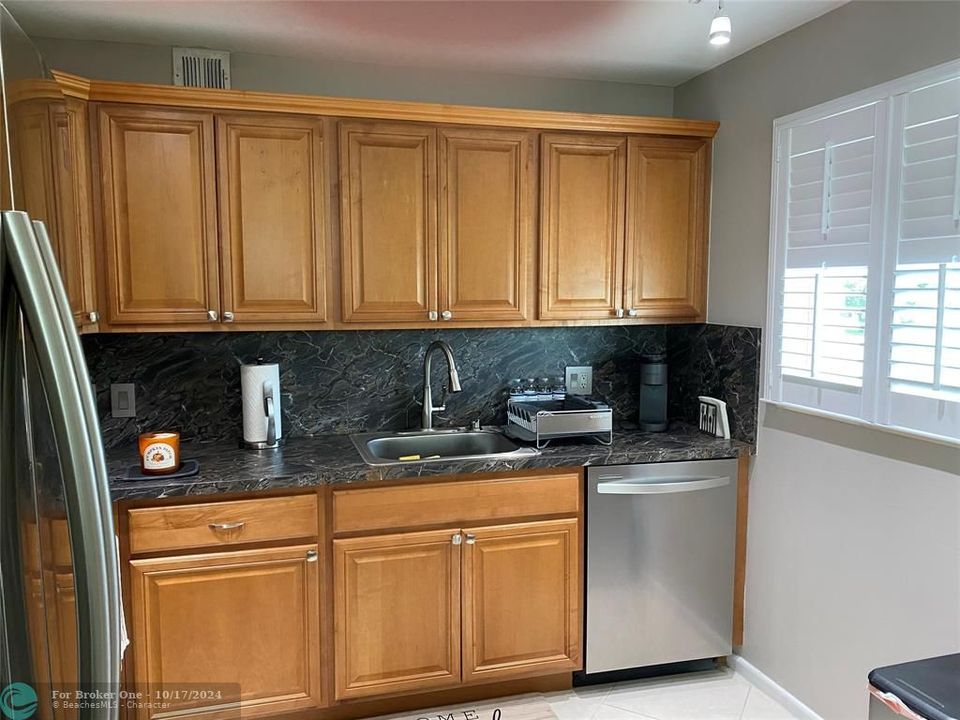 For Sale: $299,500 (2 beds, 2 baths, 938 Square Feet)