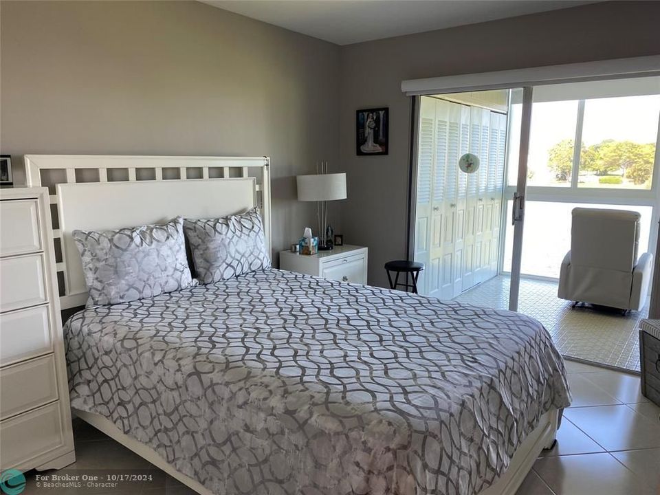 For Sale: $299,500 (2 beds, 2 baths, 938 Square Feet)