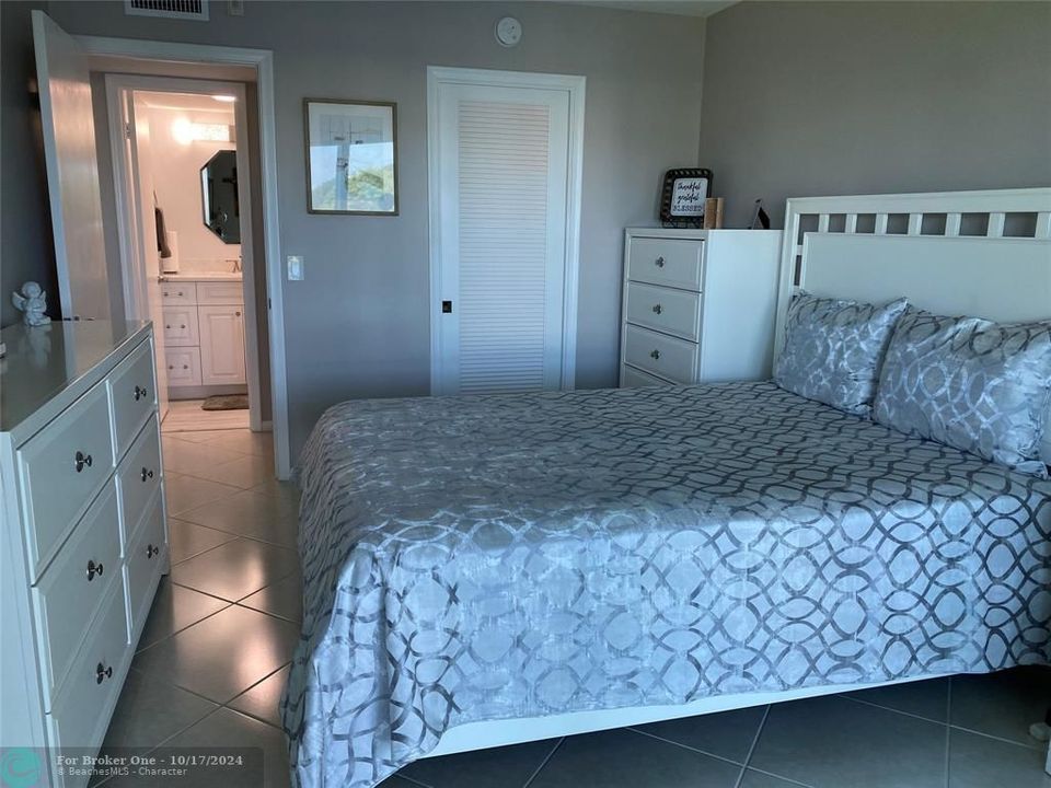 For Sale: $299,500 (2 beds, 2 baths, 938 Square Feet)