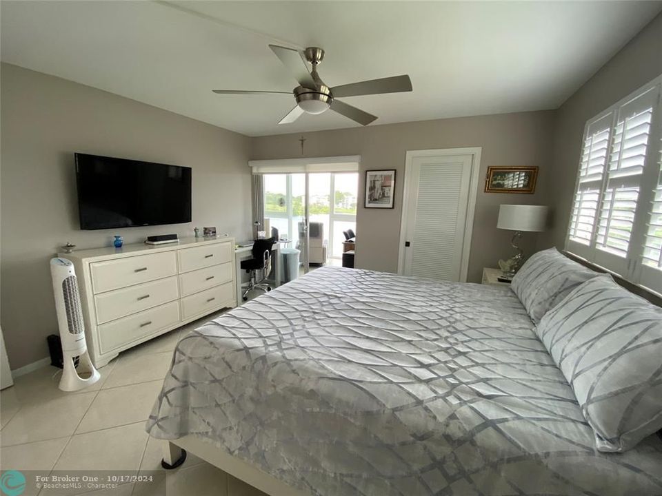 For Sale: $299,500 (2 beds, 2 baths, 938 Square Feet)