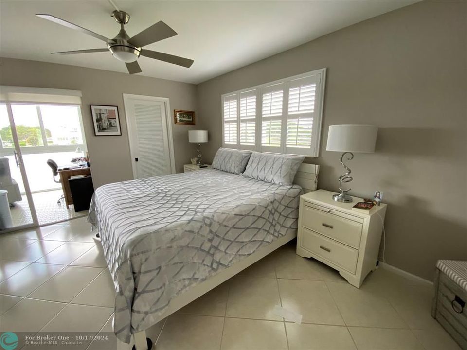 For Sale: $299,500 (2 beds, 2 baths, 938 Square Feet)