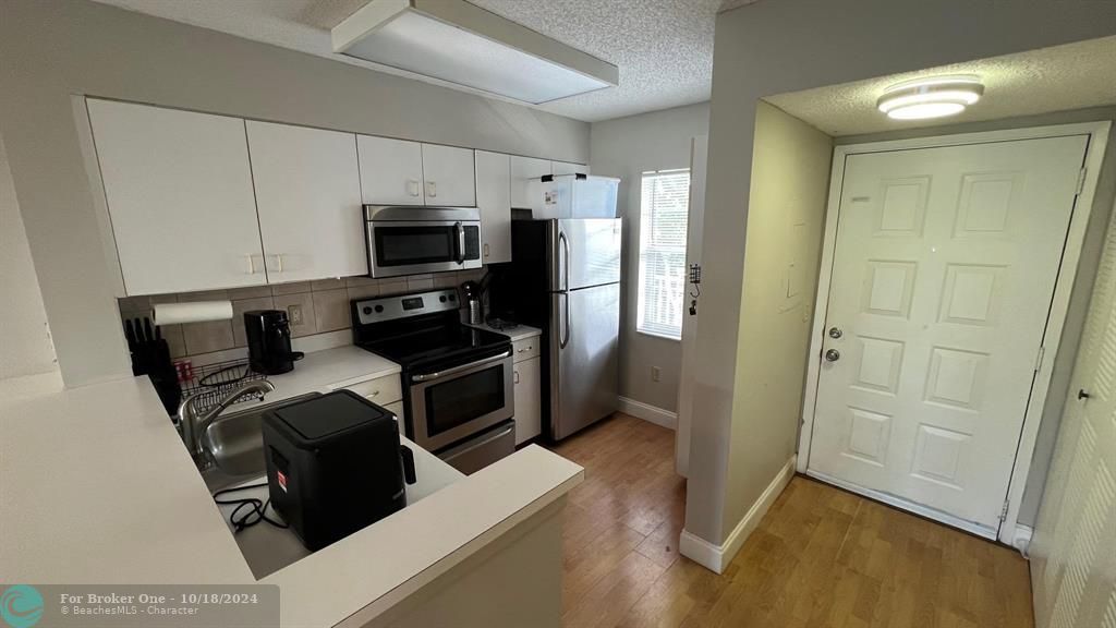 For Rent: $1,850 (2 beds, 2 baths, 920 Square Feet)