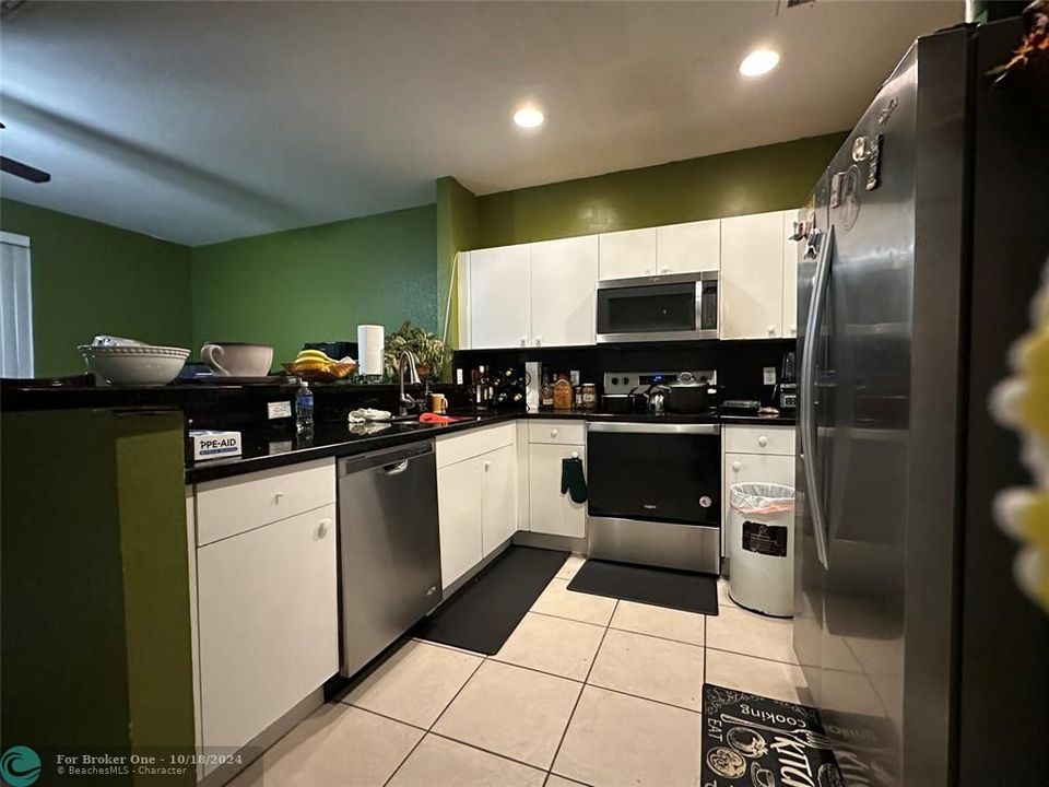 For Rent: $2,800 (3 beds, 2 baths, 1423 Square Feet)