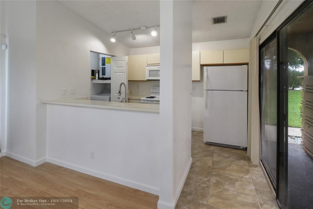 For Sale: $280,000 (2 beds, 2 baths, 903 Square Feet)