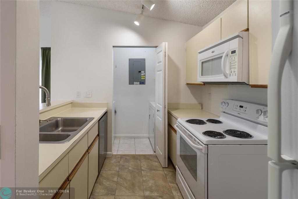 For Sale: $280,000 (2 beds, 2 baths, 903 Square Feet)