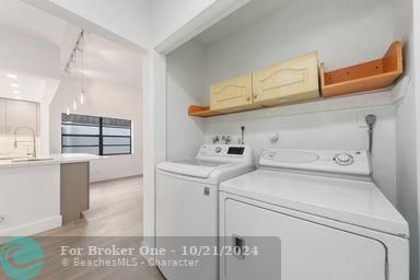 For Sale: $299,000 (2 beds, 2 baths, 1060 Square Feet)